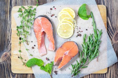 Somon steak, kekik, biberiye, nane ve biber