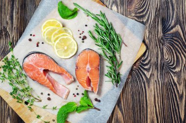 Somon steak, kekik, biberiye, nane ve biber. 