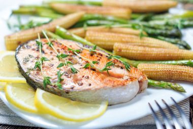 Sebzeli ızgara somon bifteği 