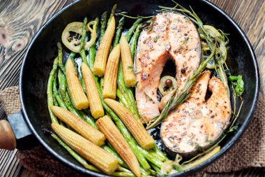 Kızarmış som balığı biftek, otlar, biber ve limon ile. 