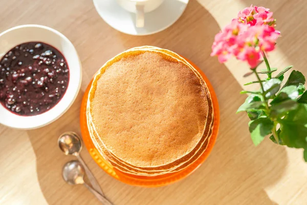 Äkta mat. Pannkakor på bordet med hemmaplan. Äkta frukost — Stockfoto
