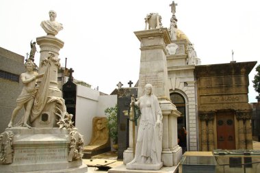Buenos Aires, Arjantin - 25 Ocak 2019. Buenos Aires Recoleta Mezarlığı manzarası. Arjantin 'in önemli insanlarının anısına 6.400' den fazla heykel, mezar, lahit, tabut ve mahzen bulunuyor.