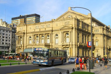 Buenos Aires, Arjantin - 24 Ocak 2019. Buenos Aires 'teki Plaza Lavalle' den (bir meydan) bir sokak manzarası. Güzel Teatro Colon binası arkada duruyor..