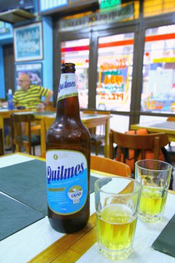 Buenos Aires, Arjantin - 24 Ocak 2019. Masada bir şişe Arjantin birası.