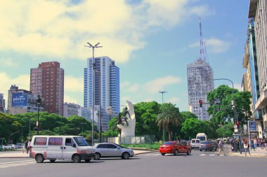 Buenos Aires, Arjantin - 24 Ocak 2019. Buenos Aires sokaklarından bir manzara. Avenida 9 de Julio, Arjantin 'in bağımsızlık gününde şehrin en önemli caddesidir..