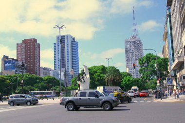 Buenos Aires, Arjantin - 24 Ocak 2019. Buenos Aires sokaklarından bir manzara. Avenida 9 de Julio, Arjantin 'in bağımsızlık gününde şehrin en önemli caddesidir..