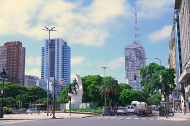 Buenos Aires, Arjantin - 24 Ocak 2019. Buenos Aires sokaklarından bir manzara. Avenida 9 de Julio, Arjantin 'in bağımsızlık gününde şehrin en önemli caddesidir..