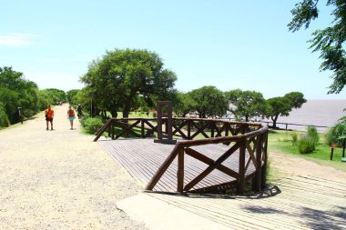Costanera Sur Ekolojik Rezerv, Buenos Aires, Arjantin-24 Ocak 2019. Costanera Sur, Buenos Aires 'te hafta sonu piknik, yürüyüş ve bisiklet gezileri için popüler bir ekolojik rezervdir.