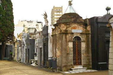 Buenos Aires, Arjantin - 25 Ocak 2019. Buenos Aires Recoleta Mezarlığı manzarası. Arjantin 'in önemli insanlarının anısına 6.400' den fazla heykel, mezar, lahit, tabut ve mahzen bulunuyor.
