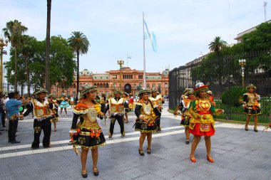 Plaza De Mayo, Buenos Aires, Arjantin - 26 Ocak 2019. Perulu dansçılar Buenos Aires 'teki Plaza de Mayo' da gösteri yapacaklar..
