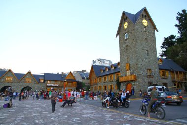 Bariloche, Arjantin - 16 Şubat 2019. Centro Civico, Bariloche 'nin ana meydanıdır ve Alp tarzı binalarla çevrilidir..