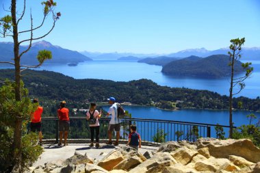Bariloche, Arjantin - 15 Şubat 2019. İnsanlar Bariloche 'deki Cerro Campanario tepesinden güzel dağ ve göl manzaralarını izliyorlar.. 