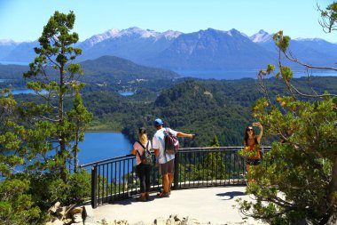 Bariloche, Arjantin - 15 Şubat 2019. İnsanlar Bariloche 'deki Cerro Campanario tepesinden güzel dağ ve göl manzaralarını izliyorlar.. 