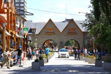 Bariloche, Arjantin - 16 Şubat 2019. Centro Civico, Bariloche 'nin ana meydanıdır ve Alp tarzı binalarla çevrilidir..