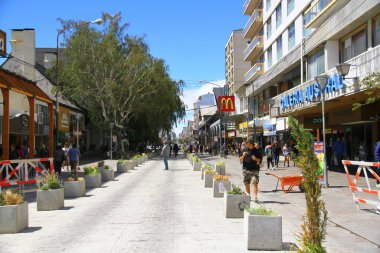 Bariloche, Arjantin - 16 Şubat 2019. Şehrin ana caddesinden Calle Mitre adında bir manzara.. 