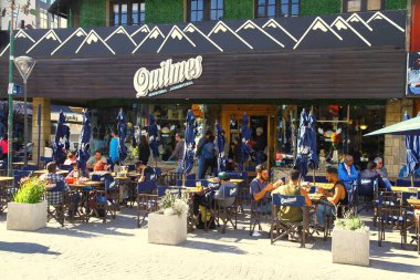 Bariloche, Arjantin - 16 Şubat 2019. Bariloche 'nin ana caddesi olan Calle Mitre' den bir manzara. Dükkanlar ve restoranlar yazın sokağa masa koyuyorlar..