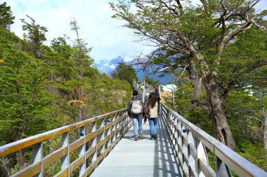 Muhteşem Perito Moreno Buzulu 'nu, Arjantin Patagonya' yı ziyaret eden turistler.