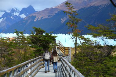 Muhteşem Perito Moreno Buzulu 'nu, Arjantin Patagonya' yı ziyaret eden turistler.