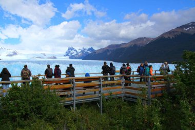 Muhteşem Perito Moreno Buzulu 'nu, Arjantin Patagonya' yı ziyaret eden turistler.