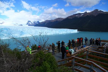 Muhteşem Perito Moreno Buzulu 'nu, Arjantin Patagonya' yı ziyaret eden turistler.