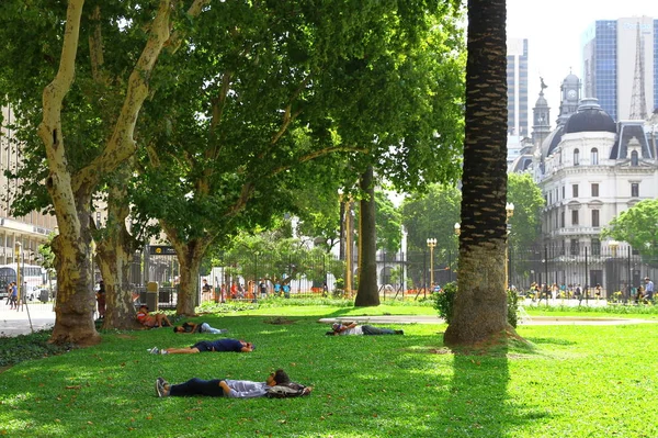 Буенос Айрес Аргентина Січня 2019 Люди Відпочивають Під Тінню Дерев — стокове фото