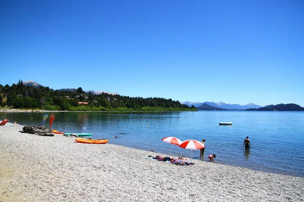 Άνθρωποι Στην Παραλία Playa Bonita Στο Bariloche Αργεντινή — Φωτογραφία Αρχείου