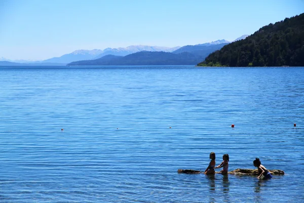 Άνθρωποι Στην Παραλία Playa Bonita Στο Bariloche Αργεντινή — Φωτογραφία Αρχείου