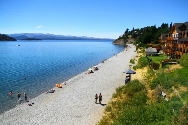 Άνθρωποι Στην Παραλία Playa Bonita Στο Bariloche Αργεντινή — Φωτογραφία Αρχείου