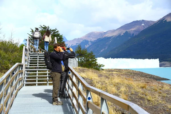 Toeristen Bezoek Bij Spectaculaire Perito Moreno Gletsjer Argentijnse Patagonië — Stockfoto