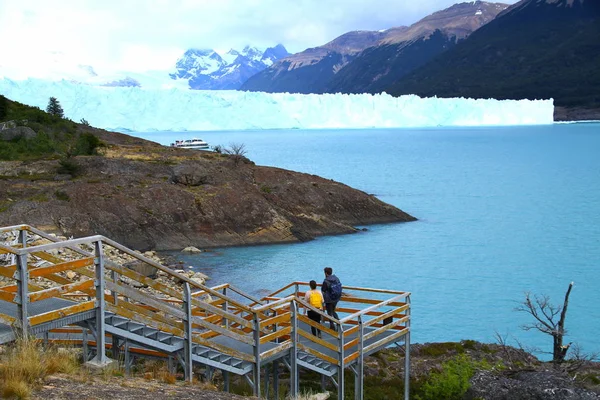 Turisté Navštíví Velkolepé Perito Moreno Ledovec Argentine Patagonia — Stock fotografie