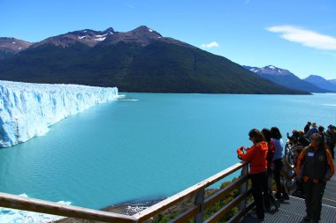 Muhteşem Perito Moreno Buzulu 'nu, Arjantin Patagonya' yı ziyaret eden turistler.