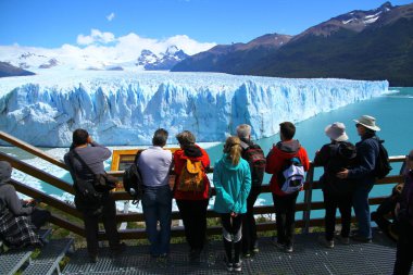 Muhteşem Perito Moreno Buzulu 'nu, Arjantin Patagonya' yı ziyaret eden turistler.