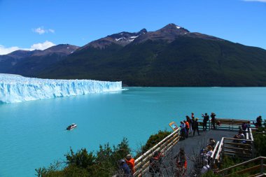Muhteşem Perito Moreno Buzulu 'nu, Arjantin Patagonya' yı ziyaret eden turistler.