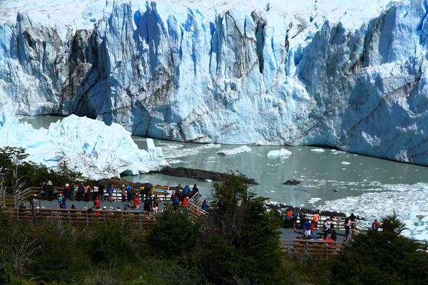 Turistas Visitando Espetacular Geleira Perito Moreno Patagônia Argentina — Fotografia de Stock