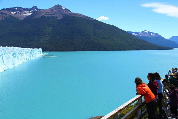 Turistas Visitan Espectacular Glaciar Perito Moreno Patagonia Argentina —  Fotos de Stock
