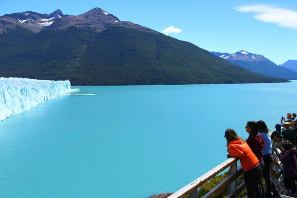 Turyści Odwiedzający Spektakularny Lodowiec Perito Moreno Argentyńska Patagonia — Zdjęcie stockowe