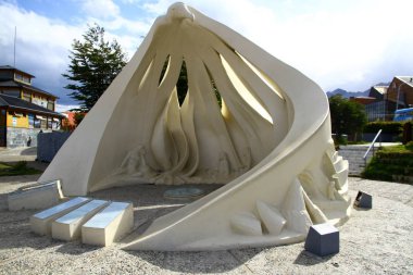 Ushuaia, Arjantin - 31 Ocak 2019. Ushuaia 'nın Antik ve Öncü Halkı Anıtı' ndan bir manzara..  