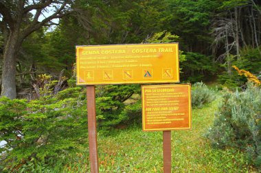 Tierra Del Fuego Ulusal Parkı. Ushuaia, Arjantin - 28 Ocak 2019. Tierra del Fuego Ulusal Parkı 'ndaki Costera Patikası Bilgi Kurulu. 