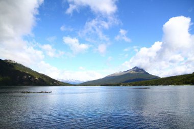 Dağ gölü olan güzel bir manzara. Doğa