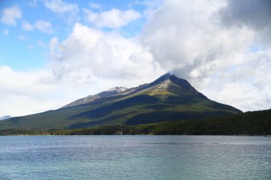 Dağ gölü olan güzel bir manzara. Doğa