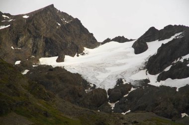 Karlı dağların güzel manzarası, Ushuaia.