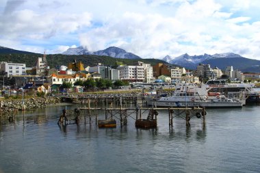 USHUAIA, ARJANTINA - 30 Ocak 2019. Ushuaia limanından bir manzara. Tüm feribot ve tekneler Beagle Kanalı boyunca yelken açmak için Ushuaia 'dan ayrılır..
