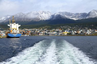Beagle Kanalı, USHUAYA, ARJANTINA - 30 Ocak 2019. Bir tekne Ushuaia limanından Beagle Kanalı 'na doğru gidiyor..