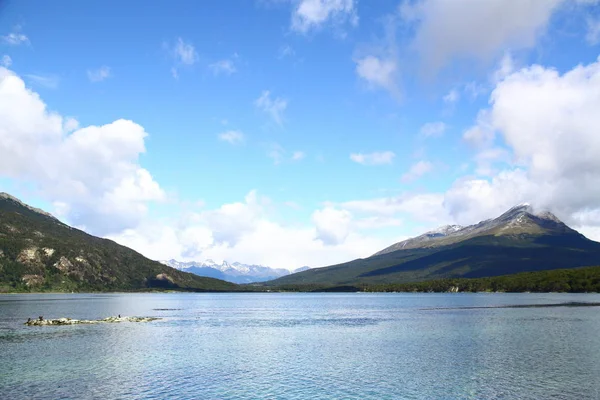 山の湖と美しい風景 — ストック写真