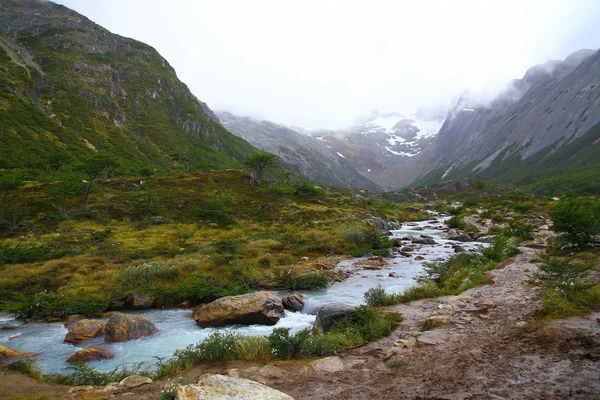 Piękny Krajobraz Strumieniem Pochodzącym Śnieżnych Gór Ushuaia — Zdjęcie stockowe