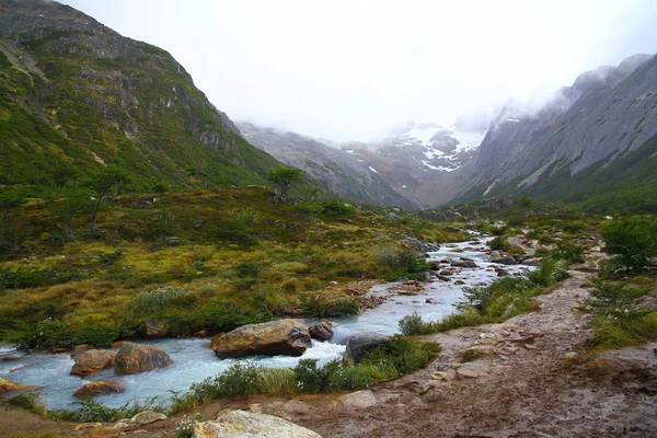 Beau Paysage Avec Ruisseau Venant Des Montagnes Enneigées Ushuaia — Photo