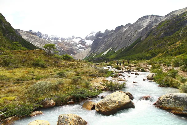 Wunderschöne Landschaft Mit Einem Bach Der Aus Den Schneebedeckten Bergen — Stockfoto