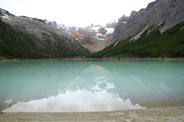 Laguna Gölü 'ndeki dağların yansımaları Esmeralda, Ushuaia.