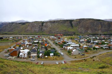 EL CHALTEN, Santa CRUZ, ARJANTINA - 10 Şubat 2019. Arjantin 'in Patagonya' daki yürüyüş parkurlarında çok popüler olan El Chalten kasabasından bir manzara.