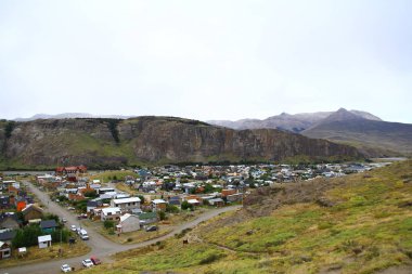 EL CHALTEN, Santa CRUZ, ARJANTINA - 10 Şubat 2019. Arjantin 'in Patagonya' daki yürüyüş parkurlarında çok popüler olan El Chalten kasabasından bir manzara.